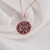 Rose gold Kali Maa kolyesi, el yapımı Hindu tanrıça figürüyle ruhsal koruma sağlıyor, hem günlük kullanım hem de adaklar için mükemmel bir hediye oluyor.